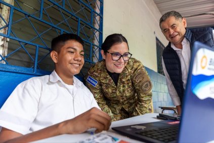 Ministra de Educación visita varios centros escolares de La Libertad |