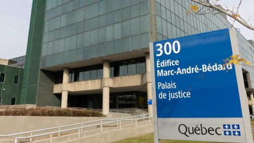 Ella se queda en las cuentas de un anciano: el asistente de un beneficiario permanece retenido