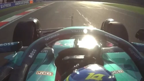 Fernando acaba con un aplauso irónico hacia Lewis desde el Aston Martin