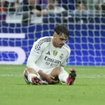Raúl Asencio se marcha lesionado y enciende las alarmas a cuatro días del Clásico