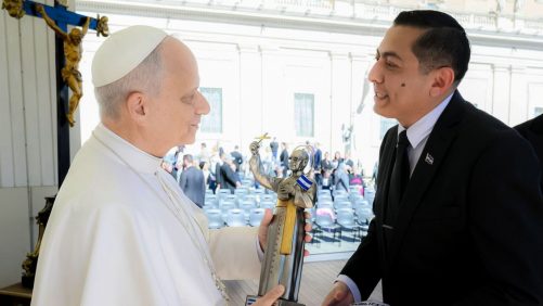 Empresario salvadoreño Ismael Guzmán saluda al Papa León XIV en el Vaticano |