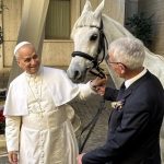 El papa León XIV recibe un caballo árabe pura sangre y lo donará para ayudar a los pobres | Internacional | Noticias