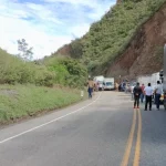 Autoridades cerraron la vía Panamericana entre Pasto y Popayán, por la caída de gigantescas piedras a causa de la fuerte ola invernal