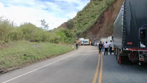 Autoridades cerraron la vía Panamericana entre Pasto y Popayán, por la caída de gigantescas piedras a causa de la fuerte ola invernal