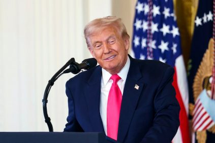 La BBC rectifica y se disculpa con Donald Trump para evitar la demanda de mil millones de dólares | Internacional | Noticias