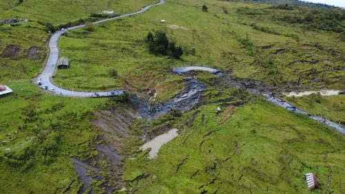 Gremios hacen llamado tras derrumbe que arrasó la vía y dejó enorme cráter entre Landázuri y Barbosa, en Vélez (Santander): 25 veredas, incomunicadas