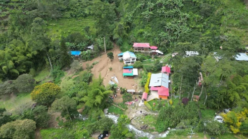 deslizamientos arrastran casas, familias son evacuadas y cientos de afectados en Ibagué y Venadillo por temporal