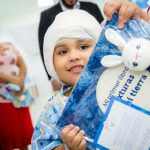 Niños son beneficiados con implantes cocleares gracias a gestión de Primera Dama, Gabriela de Bukele |