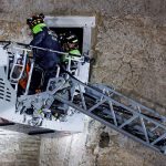 Rescatan en estado tumba a un trabajador que quedó atrapado de derrumbe de una torre medieval en Roma | Internacional | Noticias
