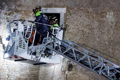 Rescatan en estado tumba a un trabajador que quedó atrapado de derrumbe de una torre medieval en Roma | Internacional | Noticias