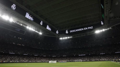 Dani Carvajal, emocionado durante el minuto de silencio en memoria de su abuela y de Ochotorena
