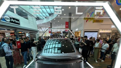 Tesla oficializó su llegada a la capital de Antioquia con la presentación de su línea de carros eléctricos en la ciudad