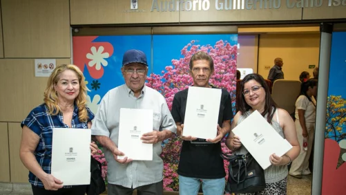 tras años de vivir al margen de la ley, 1.057 familias en Medellín lograron obtener la legalización de sus viviendas