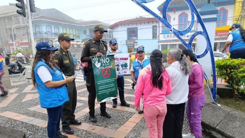 uniformados recorren municipios, dentro de campaña para evitar quemados en Día de Velitas