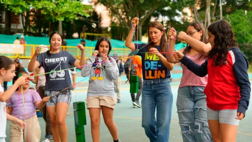 nuevos parques de Medellín están diseñados para estimular el pensamiento, impulsar el juego infantil y fortalecer la convivencia