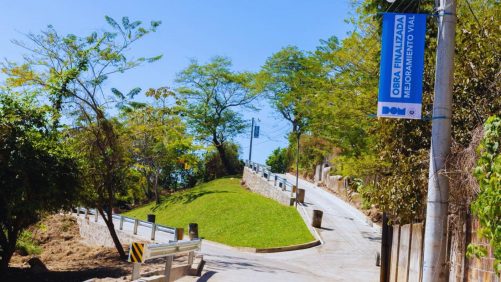 DOM entrega moderna calle en Tamanique, La Libertad Costa |