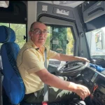 así viaja 'el Padre' por las carreteras de Antioquia, transformando su bus en un lugar de devoción, protección y servicio