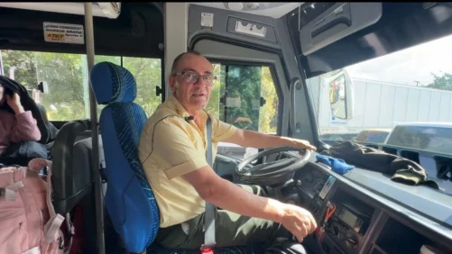 así viaja 'el Padre' por las carreteras de Antioquia, transformando su bus en un lugar de devoción, protección y servicio