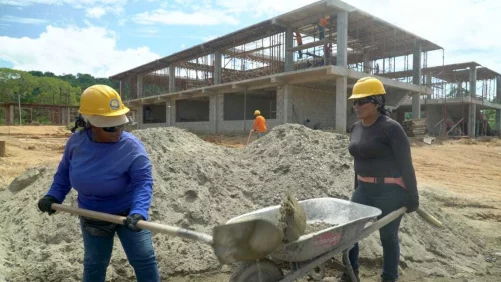 un grupo de mujeres obreras lo reconstruyen luego de ser arrasado por los paramilitares