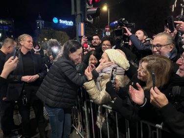 María Corina Machado se emociona mientras seguidores coreanos '¡Libertad!' en Oslo | Internacional | Noticias
