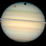 La luna más grande de Saturno podría ocultar un mundo habitable bajo una capa de hielo fangoso, según un nuevo estudio | Internacional | Noticias