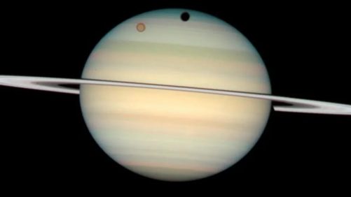 La luna más grande de Saturno podría ocultar un mundo habitable bajo una capa de hielo fangoso, según un nuevo estudio | Internacional | Noticias