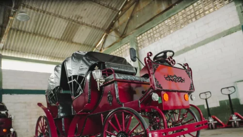 hay 10 mujeres dentro del grupo de conductores que capacita el Distrito antes de poner a rodar el proyecto