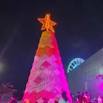 Barranquilla ya disfruta del primer árbol de Navidad tejido en croché en Colombia, exhibido en el Gran Malecón