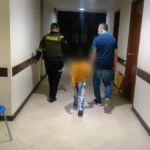 rescatan a niño de 5 años abandonado y pidiendo ayuda en la comuna 13