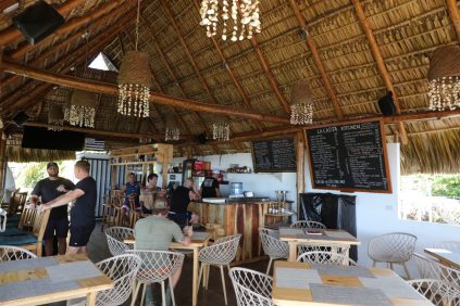 gastronomía frente al mar con enfoque en bitcóin y sostenibilidad financiera |