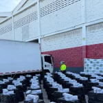 Incautan 64.500 cajetillas de cigarrillos de contrabando ocultas en furgón en Barranquilla; un capturado