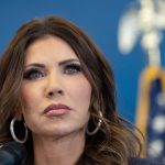 Los demócratas revelan tres artículos de juicio político contra Kristi Noem