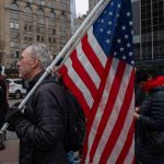 Altercado en Minneapolis: agentes de ICE abandonan una gasolinera ante ciudadanos enojados