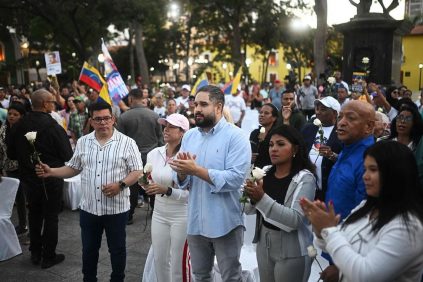 Chavistas oran por Nicolás Maduro y Cilia Flores | Internacional | Noticias