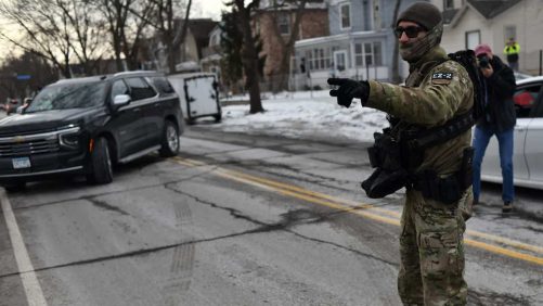 “Cientos” de policías adicionales enviados a Minneapolis después de un fin de semana de protestas
