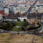 Donald Trump inspeccionando materiales para el nuevo salón en la Casa Blanca | Internacional | Noticias