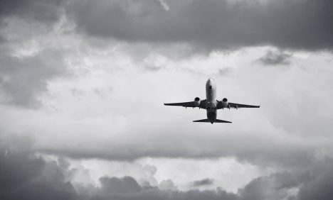 Indonesia: un avión con 10 personas a bordo desaparece del radar y se inicia la búsqueda